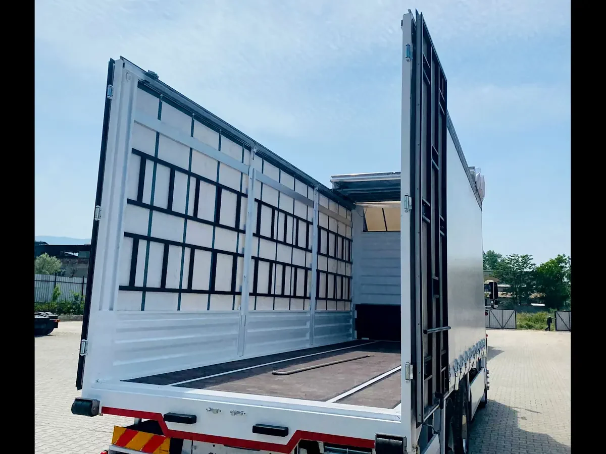Truck body with open sides and curtain system