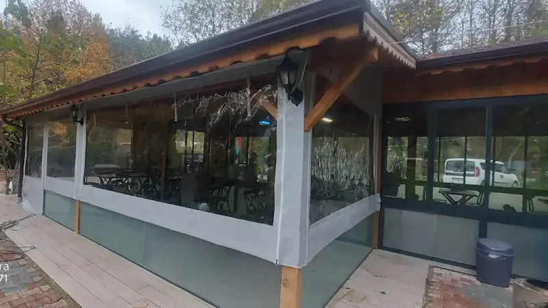 Transparent enclosure around a terrace