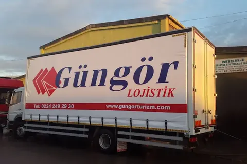 Vanjski pogled kamiona s kliznim ceradama · 52