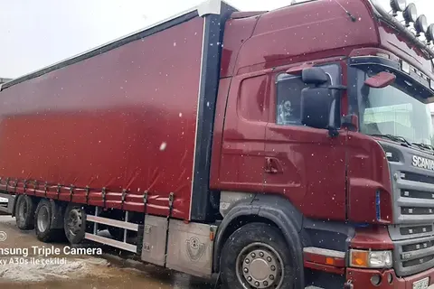 Vanjski pogled prikolice prekrivene ceradom · 32