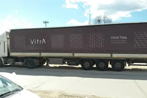 Vanjski pogled kamiona s kliznim ceradama · 62