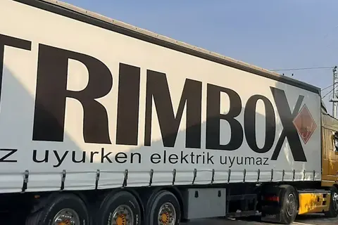 Vanjski pogled prikolice prekrivene ceradom · 27