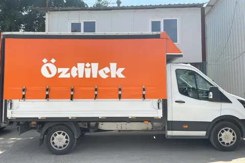 Vanjski pogled dostavnog vozila s ceradom · 23
