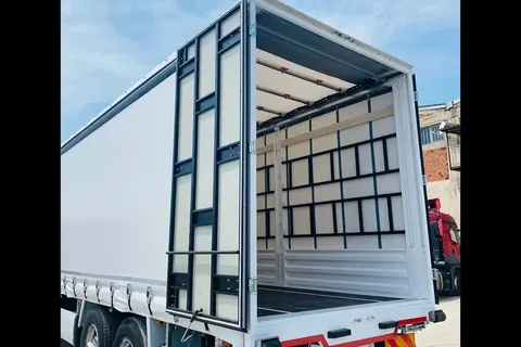 Otvorena vrata i unutarnji teretni prostor kamiona · 5