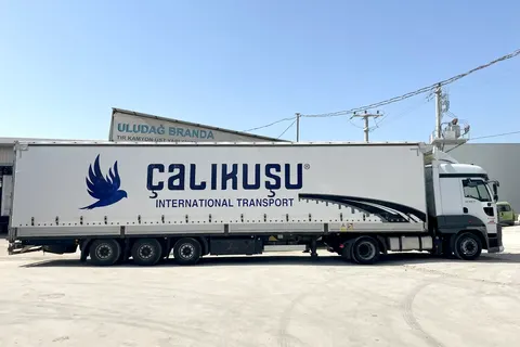 Vanjski pogled prikolice prekrivene ceradom · 6