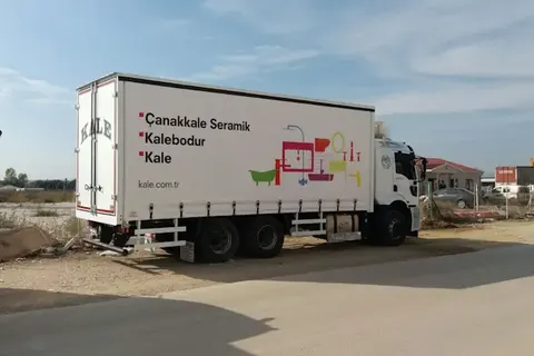 Vanjski pogled kamiona s kliznim ceradama · 28