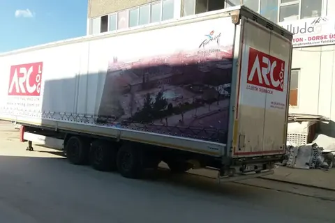 Vanjski pogled kamiona s kliznim ceradama · 114