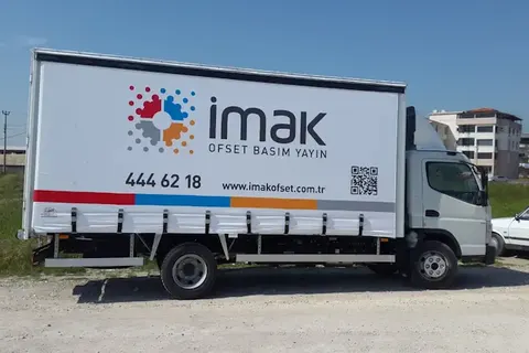Vanjski pogled kamiona s kliznim ceradama · 99