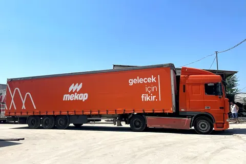 Vanjski pogled prikolice prekrivene ceradom · 5