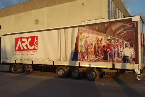Vanjski pogled kamiona s kliznim ceradama · 55