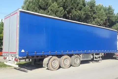 Vanjski pogled prikolice prekrivene ceradom · 31