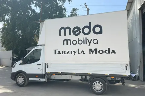 Vanjski pogled dostavnog vozila s ceradom · 28