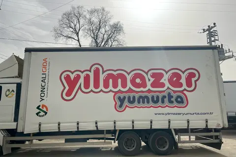 Vanjski pogled kamiona s kliznim ceradama · 26