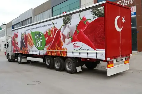 Vanjski pogled kamiona s kliznim ceradama · 33