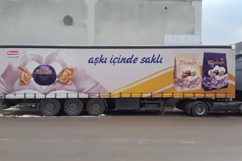 Vanjski pogled kamiona s kliznim ceradama · 40