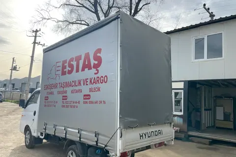 Vanjski pogled dostavnog vozila s ceradom · 19