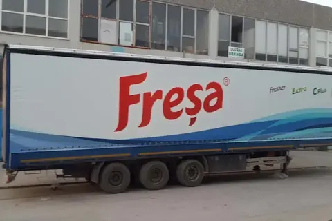 Vanjski pogled kamiona s kliznim ceradama · 68