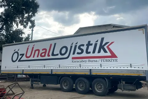 Vanjski pogled kamiona s kliznim ceradama · 15