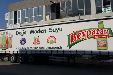 Vanjski pogled prikolice prekrivene ceradom · 36
