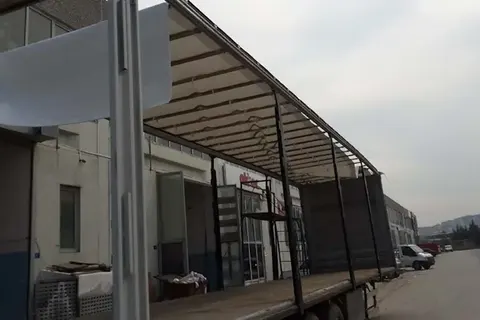 Prikolica u tvorničkoj zoni za popravak · 5
