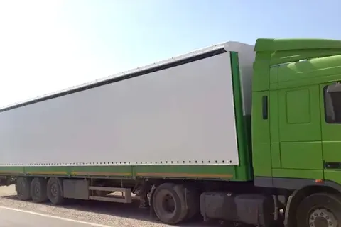 Vanjski pogled prikolice prekrivene ceradom · 40
