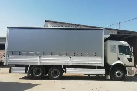 Vanjski pogled kamiona s kliznim ceradama · 12