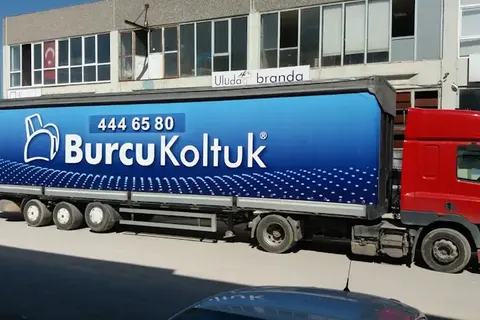 Vanjski pogled kamiona s kliznim ceradama · 60