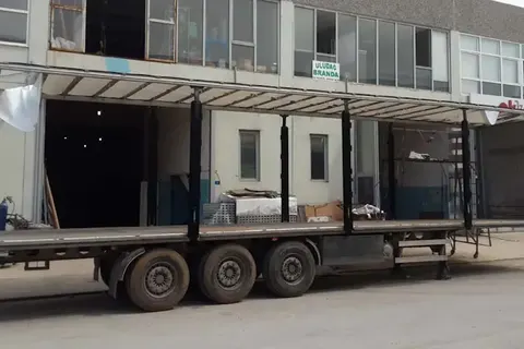 Prikolica u tvorničkoj zoni za popravak · 17