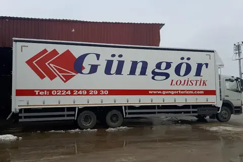 Vanjski pogled kamiona s kliznim ceradama · 91