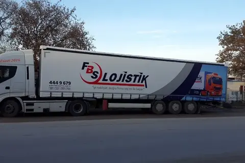 Vanjski pogled kamiona s kliznim ceradama · 42