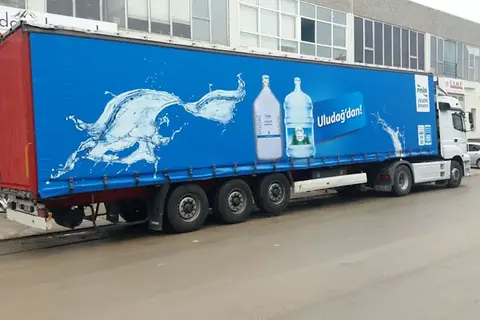 Vanjski pogled kamiona s kliznim ceradama · 112