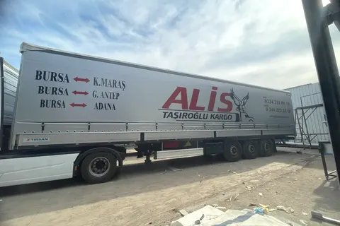 Vanjski pogled kamiona s kliznim ceradama · 14