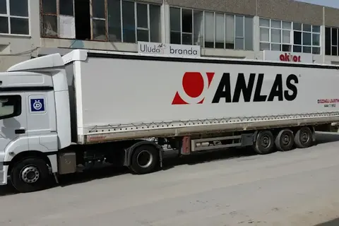 Vanjski pogled kamiona s kliznim ceradama · 103