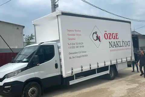 Vanjski pogled dostavnog vozila s ceradom · 22