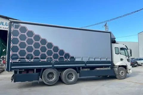 Vanjski pogled kamiona s kliznim ceradama · 23