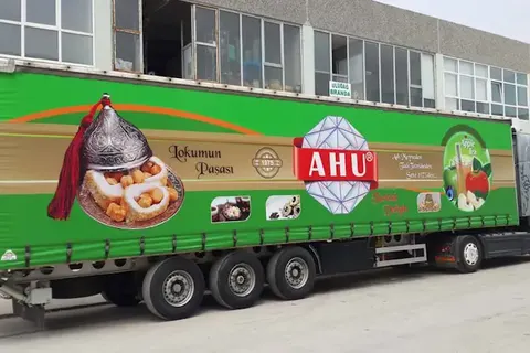 Vanjski pogled kamiona s kliznim ceradama · 77