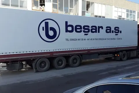 Vanjski pogled kamiona s kliznim ceradama · 36