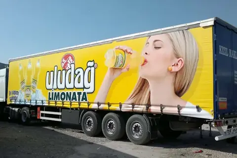 Vanjski pogled prikolice prekrivene ceradom · 34