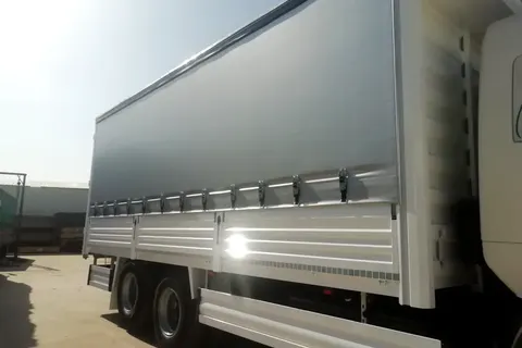 Vanjski pogled kamiona s kliznim ceradama · 13