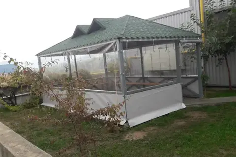 Vanjski prostor zatvoren prozirnim materijalom · 3