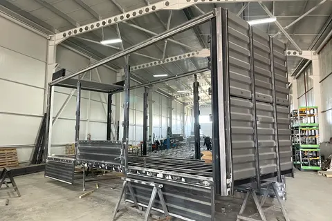 Metalna nadogradnja kamiona tijekom izrade · 1