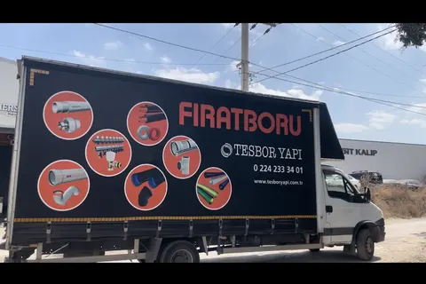 Vanjski pogled dostavnog vozila s ceradom · 13