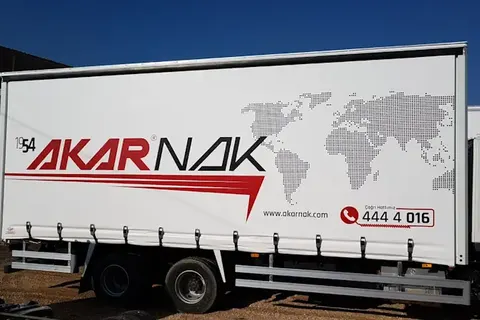 Vanjski pogled kamiona s kliznim ceradama · 104
