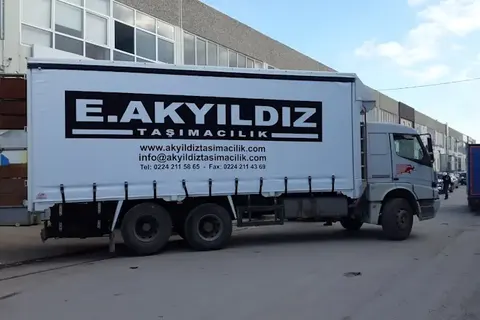 Vanjski pogled kamiona s kliznim ceradama · 38