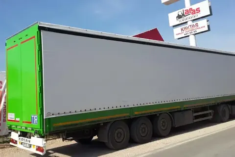 Vanjski pogled kamiona s kliznim ceradama · 73