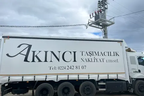 Vanjski pogled kamiona s kliznim ceradama · 21