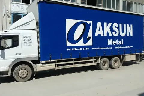 Vanjski pogled kamiona s kliznim ceradama · 64