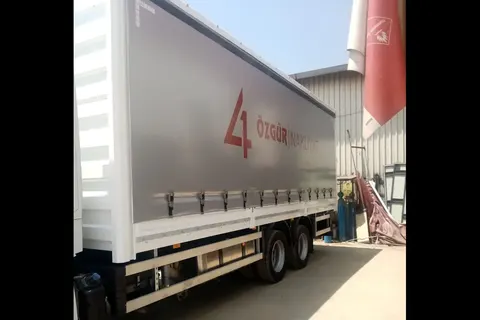 Vanjski pogled kamiona s kliznim ceradama · 19