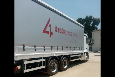 Vanjski pogled kamiona s kliznim ceradama · 18