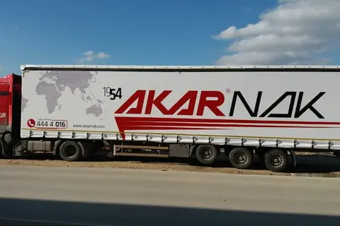 Vanjski pogled kamiona s kliznim ceradama · 102